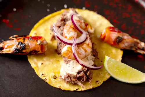 Taco mexicano <br>de rabo de toro y gamba roja